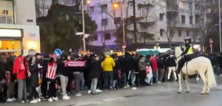 馬競球迷進入伯納烏時向人群投擲雜物，導(dǎo)致安保對其進行脫鞋檢查