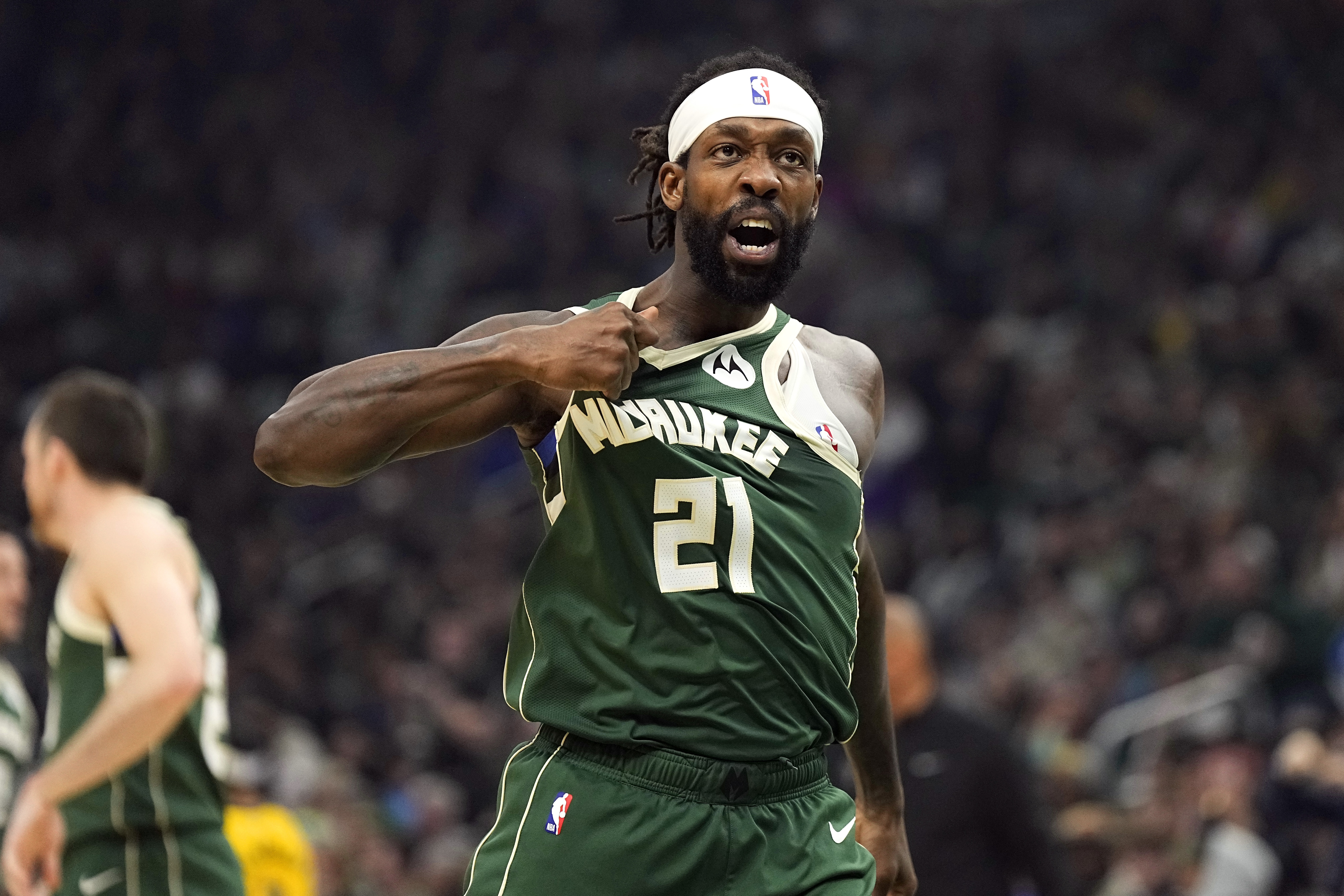 此前被NBA停薪禁賽4場(chǎng)！兩名步行者球迷起訴去年用球砸人的貝弗利